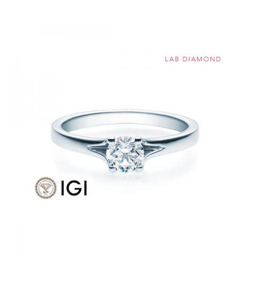 Anillo de compromiso solitario con un diamante artificial ético