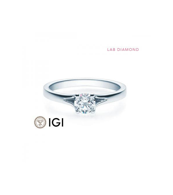 Anillo de compromiso solitario con un diamante artificial ético