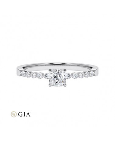 Anillo de compromiso de oro o platino con diamante cushion | Staring