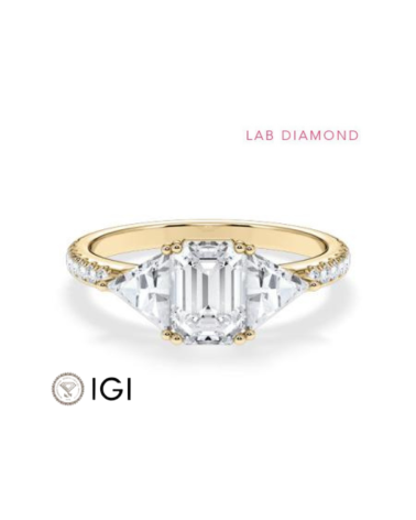 Anillo de compromiso de oro amarillo con corte esmeralda| Staring